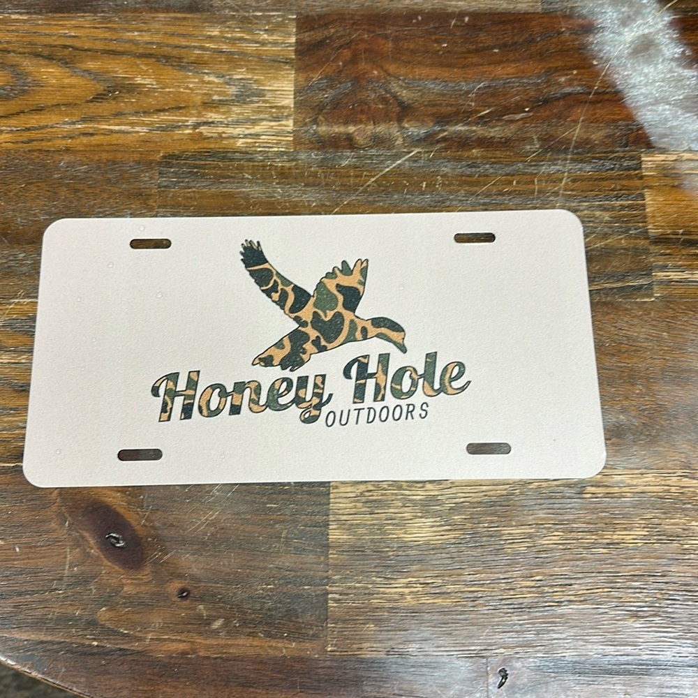 HONEY HOLE OUTDOORS LICENSE PLATE- BEIGE